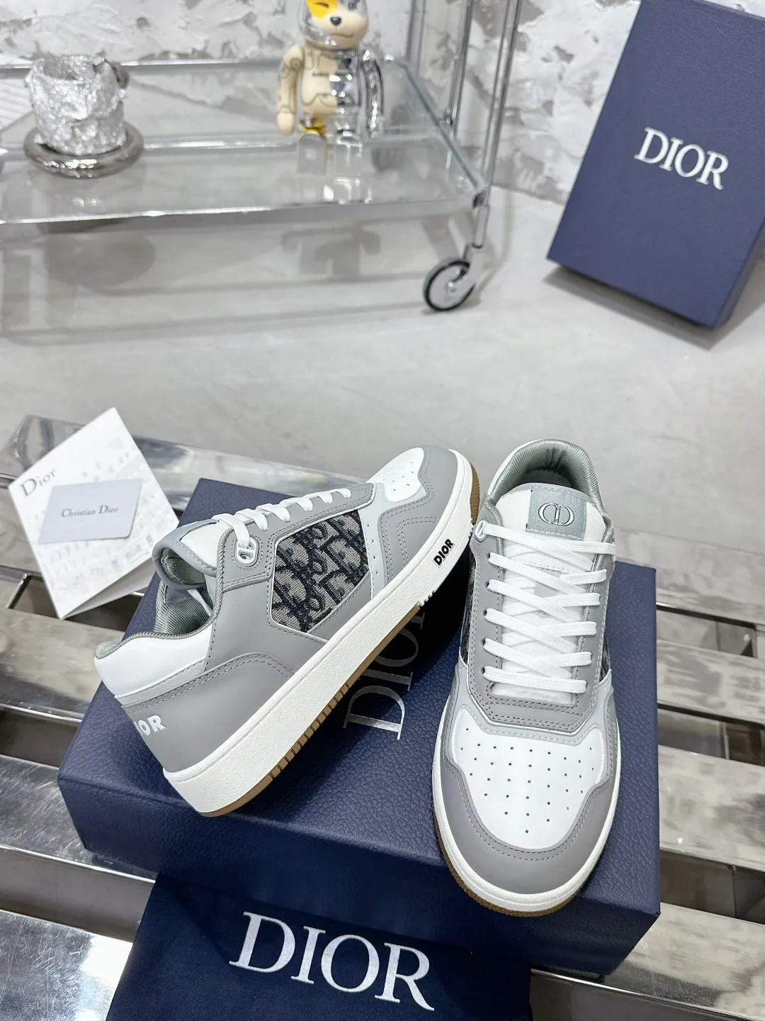 👟👟Ex-factory price 480👟👟 Dior Dior B27 series Couple model Presbyopia Stone pattern Casual sports shoes Sneakers Original purchase development and production This B27 low-top sports shoes are new products in the series and continue Dior's classic style. Crafted from white and gray smooth calfskin, it features white Oblique Galaxy printed leather panels on the sides. The "CD Icon" shaped shoelace eyelets are clever and delicate, and the two-color rubber sole, rear collar and heel are all equipped with the brand's iconic details to enhance the style. Fashionable and versatile, it can complement any look. Exquisitely packaged at the delivery counter🛍📦 ▪️Fabrics: Original customized calfskin + Oblique floral fabric ▪️Inner lining: Customized breathable lining ▪️Outsole: Original molded T👟👟Ex-factory price U combination outsole ▪️Sole thickness: 3CM ▪️Size: Women's code 35-41 / Men's code 38-45